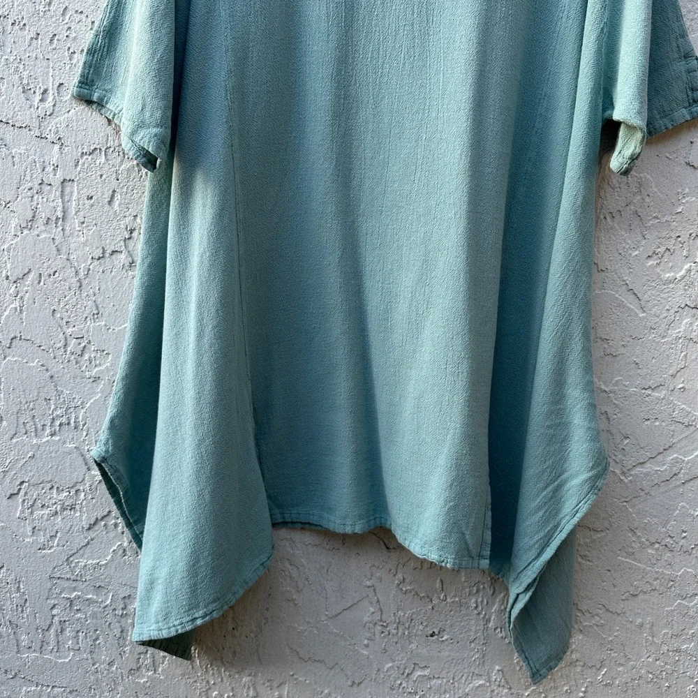 Oh My GauzeWomen 1X Seafoam Green Cotton Gauze Sharkbite Hem V-Neck Tunic Top_3